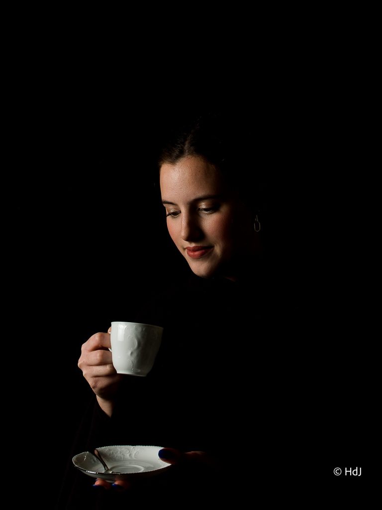 Jonge vrouw drinkt koffie (1)