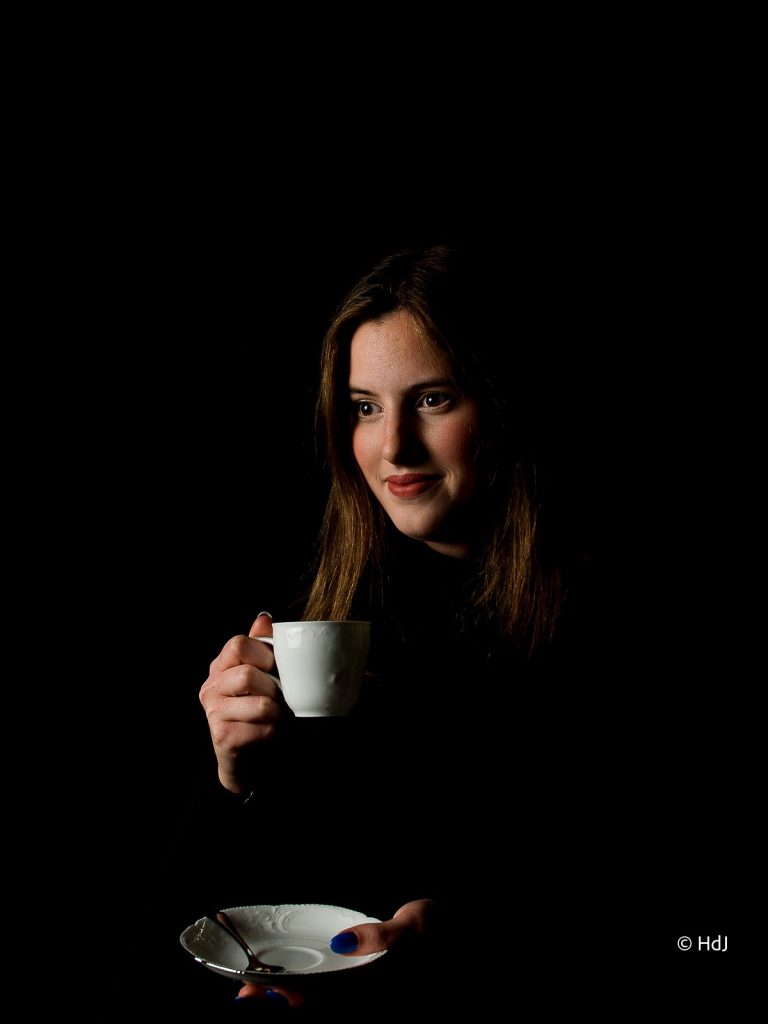 Jonge vrouw drinkt koffie